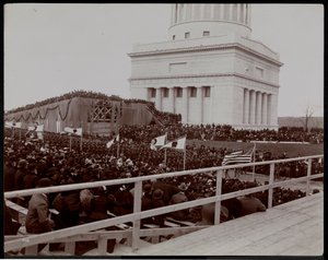 La tombe, les blanchisseurs et la foule lors de la dédicace de la tombe de Grant sur Riverside Drive, probablement le 27 avril 1897, New York - Byron Company